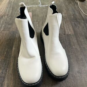 NWT Sincerely Jules White Chelsea Boots – Size 10